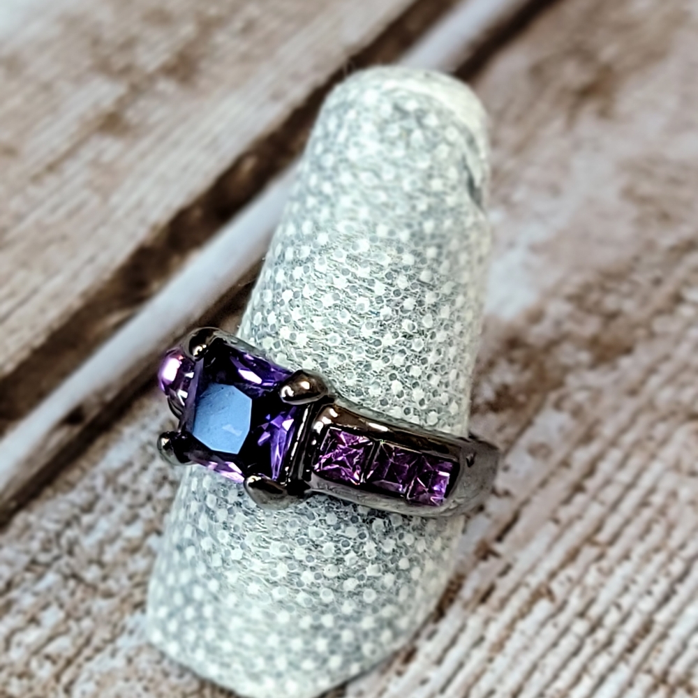 Women's Ring Size 8 - Picture 3 of 4